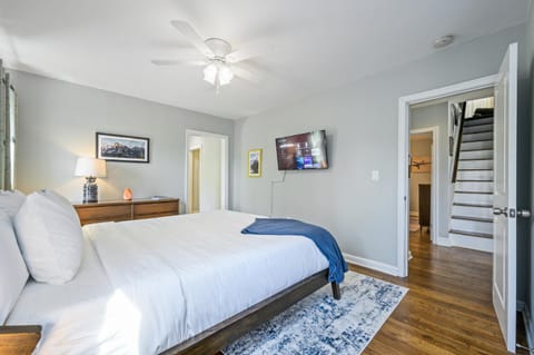 Plan A Trip To Georgia Aquarium In This Comfy 3BR House in Hapeville