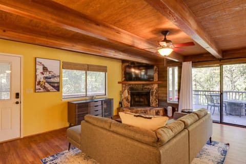 Spacious Groveland Cabin with Wraparound Deck! Casa in Groveland