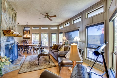 Tree-Top Cabin with Game Room and Mountain Views! House in Sky Valley