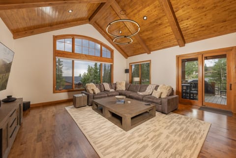 Warm and luxurious, spectacular views, all en-suites, hot tub, shuffle board, arcade machine!! House in Summit County