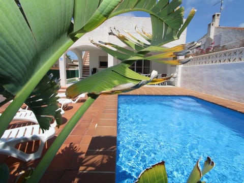 Casa con Piscina Privada, Cerca del Mar, WiFi Gratuito, Aire Opcional, Se Admiten Mascotas - ES-184-8 House in Montsià