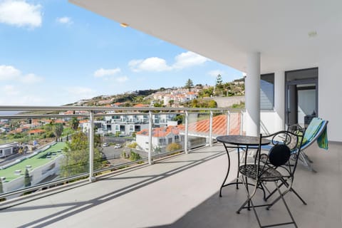 View (from property/room), Balcony/Terrace, Balcony/Terrace, Dining area, City view, Mountain view