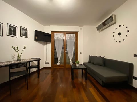 Communal lounge/ TV room, TV and multimedia, Living room, Seating area, air conditioner