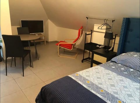 Studio à 300 m de la gare de Mantes-la-Jolie Apartment in Île-de-France