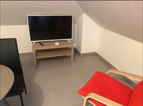 Studio à 300 m de la gare de Mantes-la-Jolie Apartment in Île-de-France