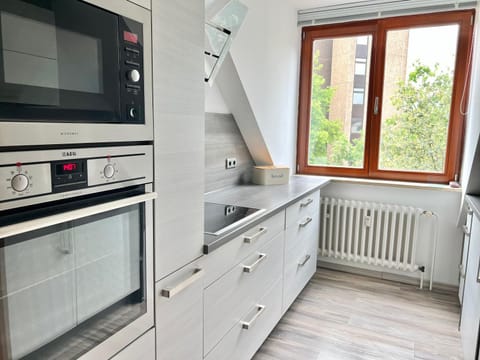 Kitchen or kitchenette, minibar, stove