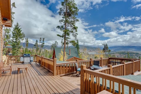 Beautiful 7 BEDROOM, 3 gathering areas, pool table, hot tub, and huge deck with 360-degree views!! House in Wildernest