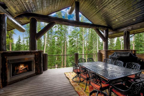 Expansive elegance at base of Peak 8, 6 en-suites, 9 fireplaces, game tables, hot tub! House in Breckenridge