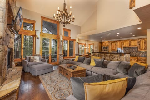 Expansive elegance at base of Peak 8, 6 en-suites, 9 fireplaces, game tables, hot tub! House in Breckenridge