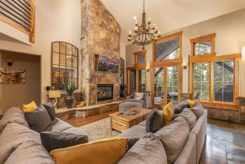 Expansive elegance at base of Peak 8, 6 en-suites, 9 fireplaces, game tables, hot tub! House in Breckenridge