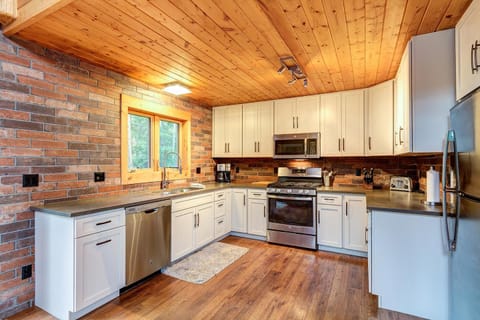 Gorgeous updated mountain home just minutes from the slopes, private hot tub, pool table! House in Blue River