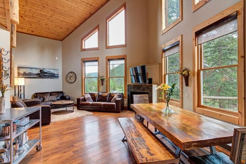 Gorgeous updated mountain home just minutes from the slopes, private hot tub, pool table! Haus in Blue River