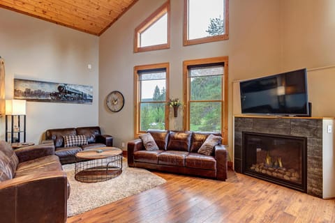 Gorgeous updated mountain home just minutes from the slopes, private hot tub, pool table! Haus in Blue River