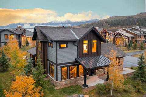 LUXURY HOME by the river! Walk to Shuttle, Hot Tub, Fire Pit, designer finishes!! House in Breckenridge