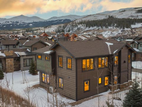 Modern Elegance, Stunning Mountain Views, Hot Tub, Fire Pit, Walk to River! House in Breckenridge