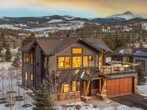 Modern Elegance, Stunning Mountain Views, Hot Tub, Fire Pit, Walk to River! House in Breckenridge