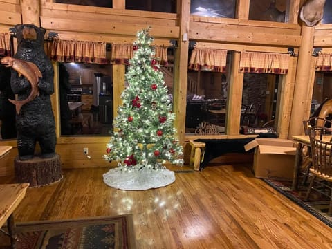 Beautiful 6 bdr cabin with hot tub in the Smokies! House in Pigeon Forge