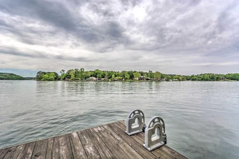 Lake Hamilton Hideaway with Private Dock and Slip House in Piney
