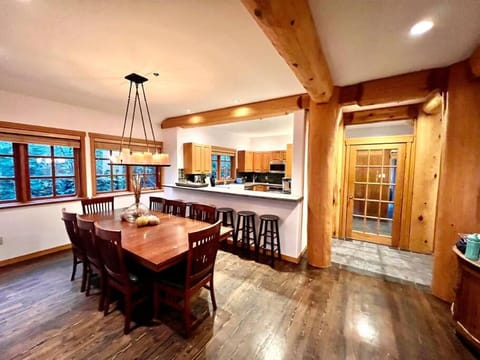 Ski In/Ski Out Luxury Home w/ jacuz/ fireplace House in Whistler