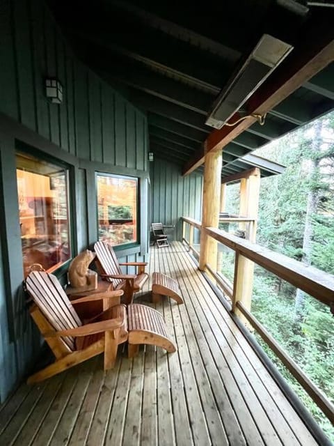 Ski In/Ski Out Luxury Home w/ jacuz/ fireplace House in Whistler