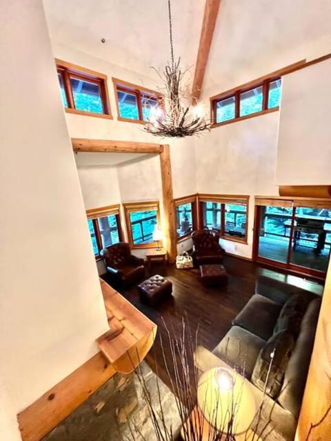 Ski In/Ski Out Luxury Home w/ jacuz/ fireplace House in Whistler