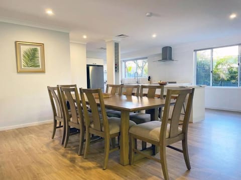 Cheerful 4-bedroom family retreat in Caves Beach Maison in Swansea