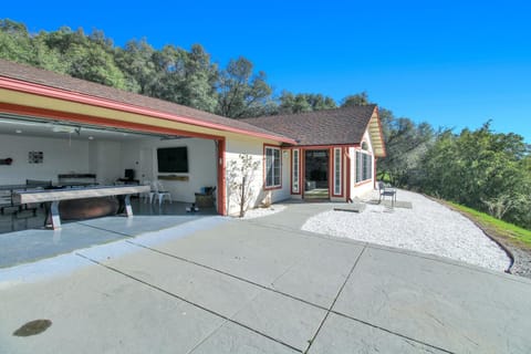 Villa near Yosemite & bass lake w/Hot Tub/EVcharge Villa in Oakhurst