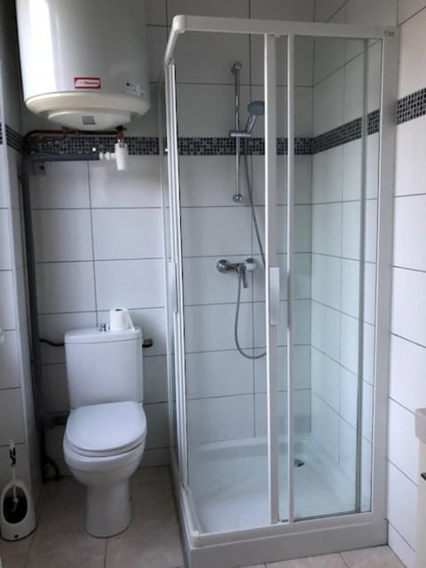 Shower, Toilet