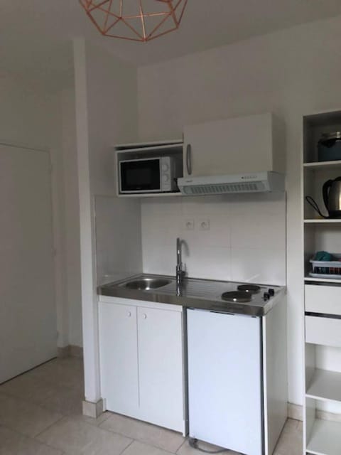 Kitchen or kitchenette, minibar