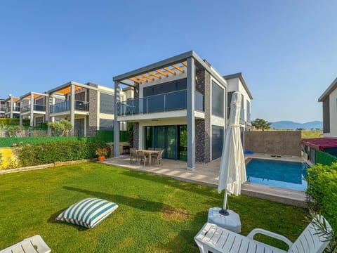 Property building, Patio, Spring, Day, Garden, Garden view, Pool view, Swimming pool, sunbed