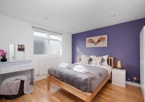 Lovely 4 Bedroom London Home with Free Parking, Garden, WiFi By Roost Accommodation House in Kingston upon Thames