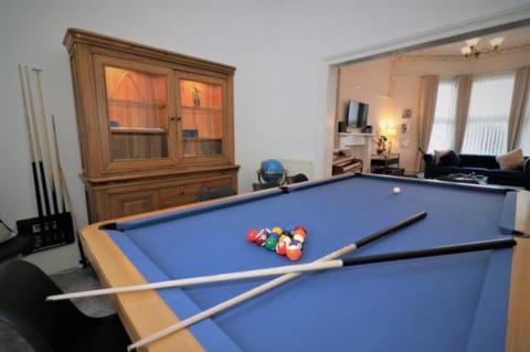 10 Bedrooms Pool Table Garden Piano Apartment in Glasgow