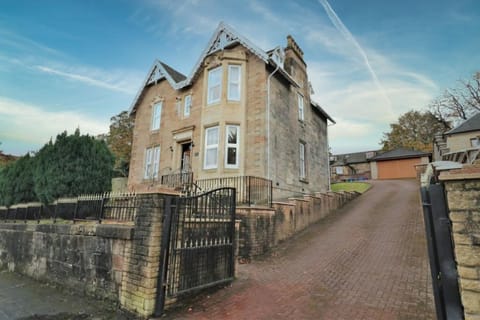 10 Bedrooms Pool Table Garden Piano Apartment in Glasgow