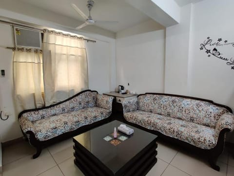 FACULTY HOUSE- Cosy Lounge Near Expo Mart Bed and Breakfast in Noida