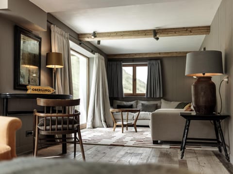 Living room, Seating area