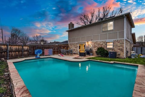 Plano getaway - pool and fire pit House in Plano