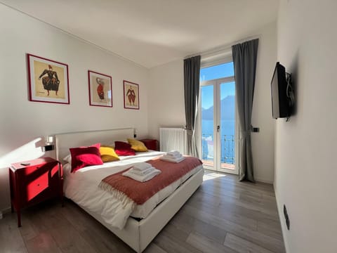 Bed, TV and multimedia, Photo of the whole room, Bedroom, towels