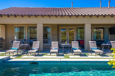 Desert Escape w Pool Firepit Putting Green Villa in La Quinta
