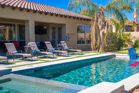 Desert Escape w Pool Firepit Putting Green Villa in La Quinta