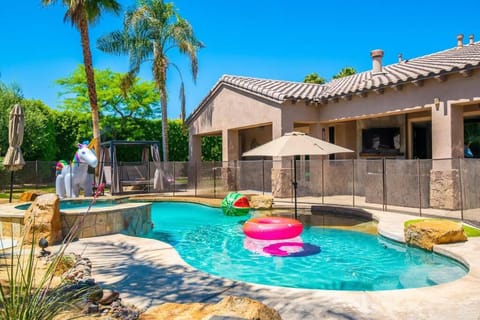 Casa Serenity - Luxury Living w Pool & Jacuzzi Chalet in La Quinta