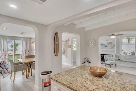Premium and Charming Fully Equipped Beach House House in North Redington Beach