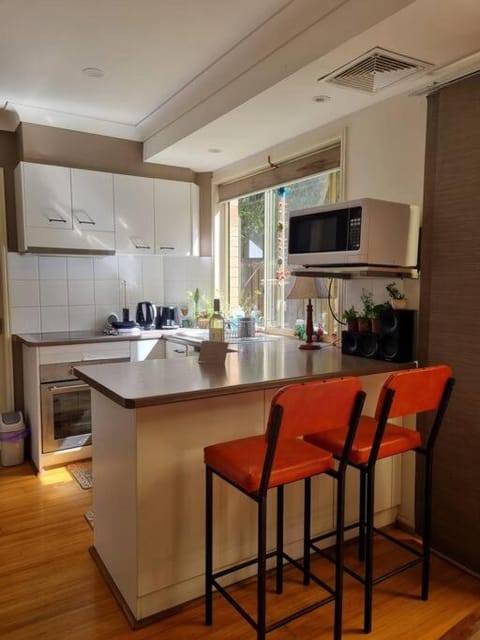 Cheerful 3-bedroom in the heart of Burleigh Heads Apartment in Burleigh Heads