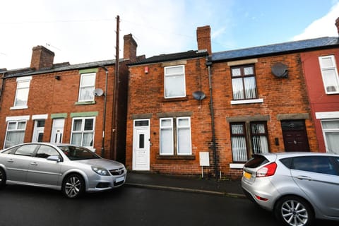 Modern Town House in Chesterfield & The Peaks Apartment in Chesterfield