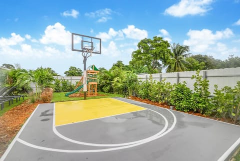 Stunning 5BR Retreat Basketball Games & HeatedPool L04 House in North Miami