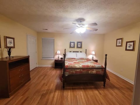 Ranch Style Spacious 3 Bedrooms w/ Jacuzzi tub House in Lexington