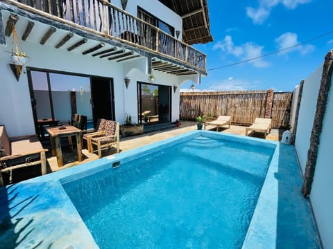 Property building, Patio, Day, Balcony/Terrace, Swimming pool, sunbed