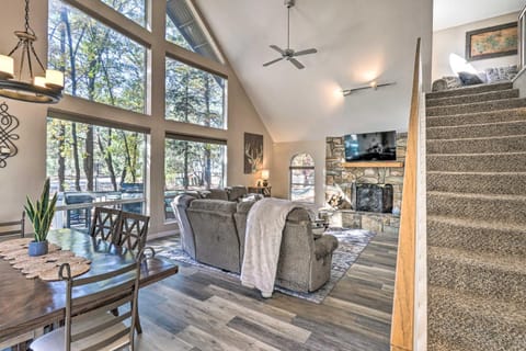 Pet Friendly Blue Jay Chalet with Game Room! Haus in Pinetop-Lakeside