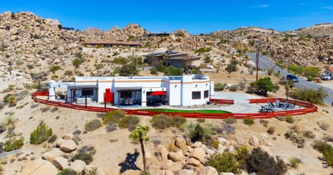 Desert Oasis with Dog Friendly, Mini-Golf, Fire Pit, Hot Tub, and BBQ grill House in Yucca Valley