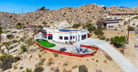 #JoshuaTree Pet-Friendly Oasis with Mini-Golf, Fire Pit, Hot Tub, and BBQ grill Maison in Yucca Valley