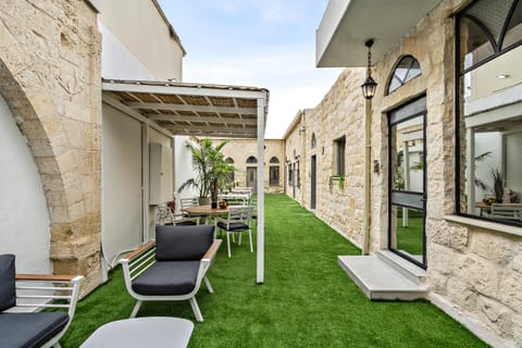 Patio, Day, Garden, Seating area